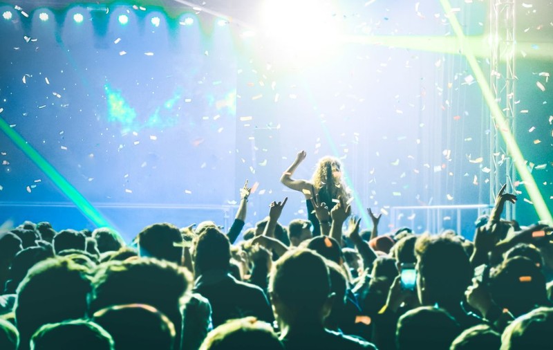 Spectacolele în aer liber ar putea fi reluate de la 1 iunie, cu maximum 400 de spectatori. Ce se întâmplă cu Untold, Electric Castle şi Neversea