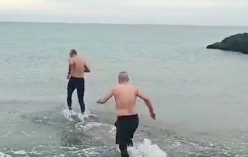 Prima baie în mare, în 2022. Mai multe persoane și-au serbat onomastica într-un mod inedit