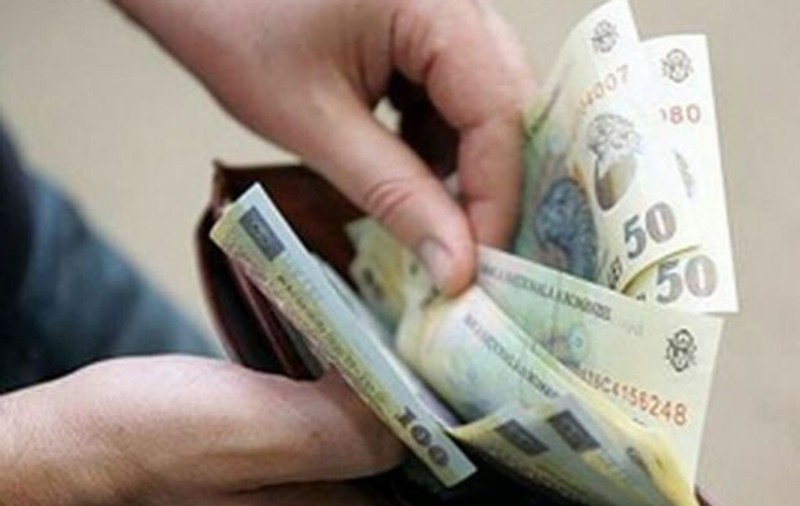Studiu: 6 din 10 bărbaţi cheltuiesc bani fără ştirea partenerei, iar una din două femei cheltuiesc bani pe ascuns