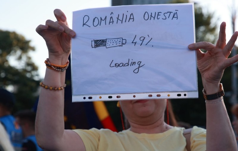 Protest în Piața Victoriei: Sute de oameni manifestă sub sloganul „România e sub asediu”. Ce cer organizatorii și ce mesaj are Jandarmeria