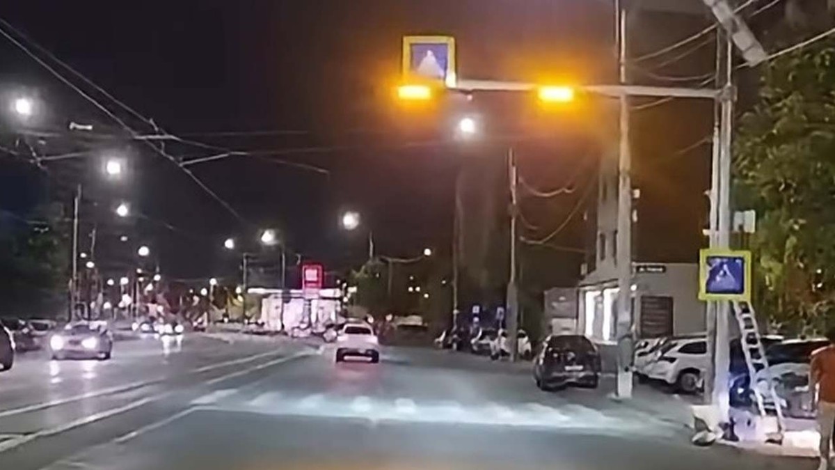 Prima trecere de pietoni inteligentă din Bucureşti a fost amenajată pe Șoseaua Chitilei, la interesecția cu Strada Prahova, în Sectorul 1