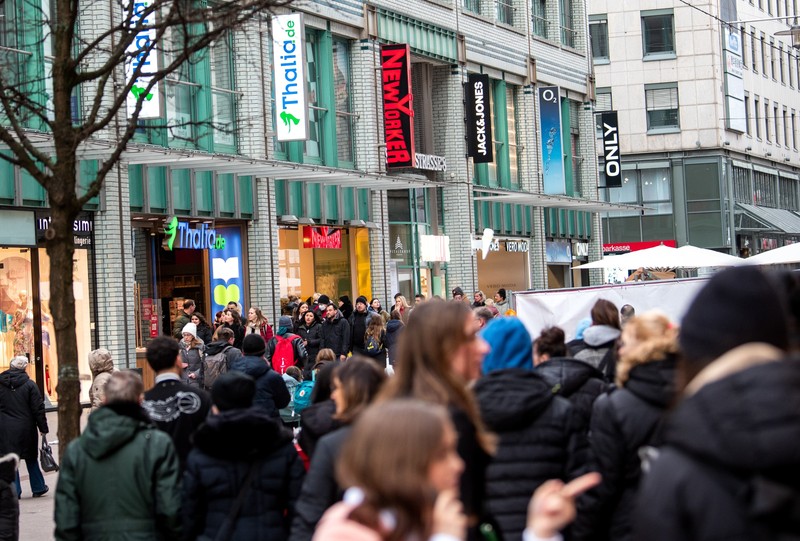 04 March 2023, Hamburg: Passers-by are walking through a shopping street in the city center.,Image: 760365265, License: Rights-managed, Restrictions: , Model Release: no