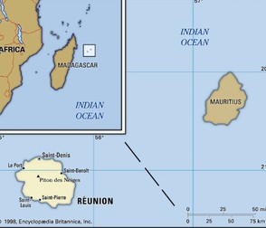 Insula este situată în Oceanul Indian, la 210 km vest de Maurițius, 800 km est de Madagascar și 9.200 km față de Paris. Are peste 810 de locuitori, o lungime de 63 km și o lățime maximă de 45 km, cu o suprafață totală de 2.512 kmp