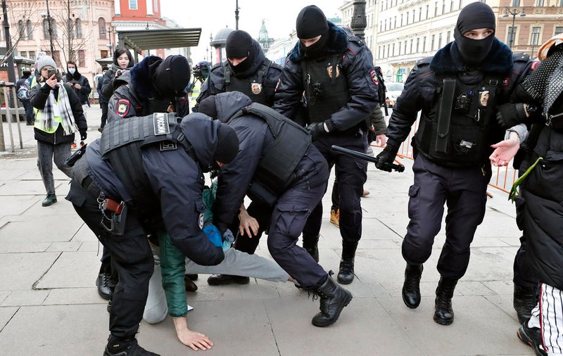 CIA estimează că până la 14.000 de ruşi au fost arestaţi în ultimele zile pentru că au protestat împotriva războiului