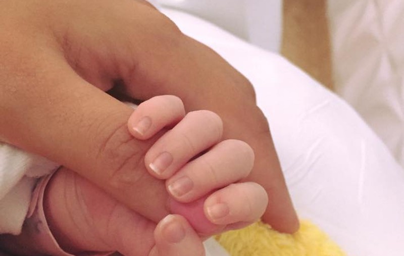 Fosta iubită a lui Nick Rădoi a născut o fetiţă. Primele imagini de la maternitate