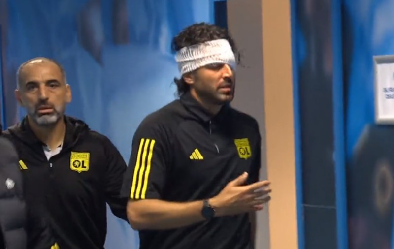 Meciul Marseille - Lyon nu s-a mai jucat, după ce autocarul oaspeților a fost atacat cu pietre, iar antrenorul Fabio Grosso a fost umplut de sânge