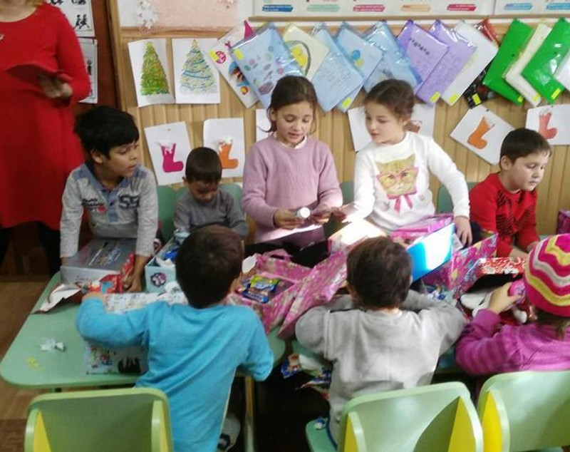 REPORTAJ: De la gustul amar al sărăciei și pierderea fraților la bucuria pentru zâmbetele copiilor pe care îi ajută