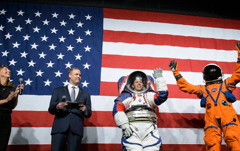 NASA a prezentat costumele spațiale care vor fi purtate de astronauți la următoarea misiune pe Lună