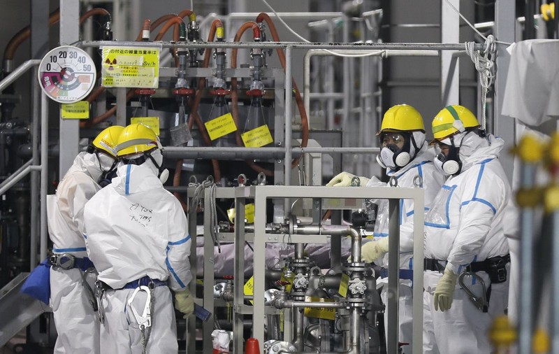Cum încearcă premierul Japoniei să-i convingă pe oameni să folosească pământul radioactiv de la Fukushima