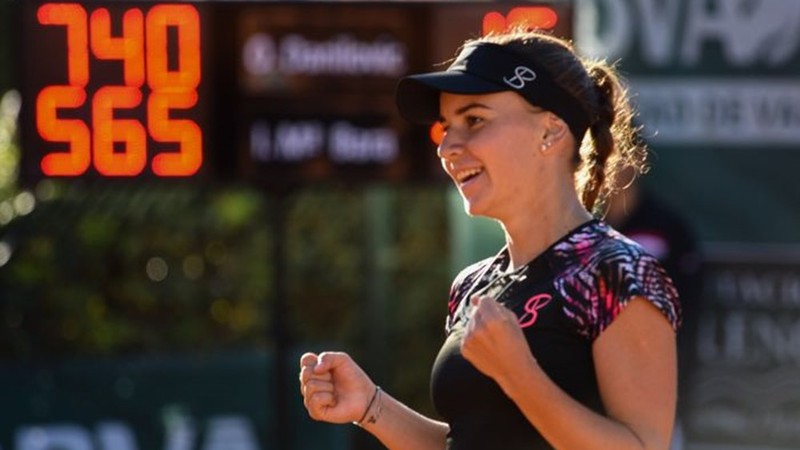 Perechea româno-elveţiană Irina Bara/Xenia Knoll s-a calificat, joi, în semifinalele probei de dublu din cadrul turneului de tenis WTA de la Linz (Austria), dotat cu premii totale de 250.000 de dolari, după o victorie cu 6-4, 4-6, 10-8 în faţa cuplului Melanie Klaffner (Austria)/Viktoria Kuzmova (Slovacia). Favoritele numărul patru au obţinut victoria după o oră şi 20 de minute de joc. Bara şi Knoll şi-au asigurat un cec de 2.770 euro şi 110 puncte WTA. În penultimul act, Bara şi Knoll vor înfrunta principalele favorite, Raquel Atawo (SUA)/Anna-Lena Groenefeld (Germania), care au câştigat cu 6-3, 6-1 întâlnirea cu rusoaicele Ana Blinkova/Natalia Vihlianţeva.