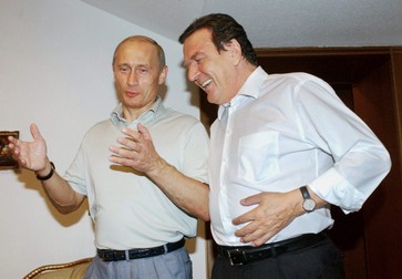 Președintele rus Vladimir Putin (stânga) alături de fostul cancelar german Gerhard Schroeder (dreapta) în timpul unei întâlniri la reședința prezidențială Bocharov Ruchei din Soci, 30 august 2004 | Foto: EPA