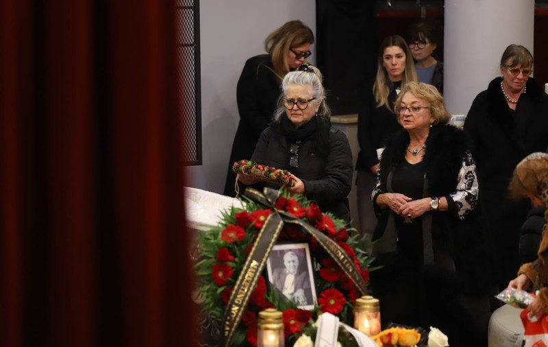 Imagini de la priveghiul lui Mircea Diaconu. Soția și fiica plâng lângă sicriul actorului EXCLUSIV