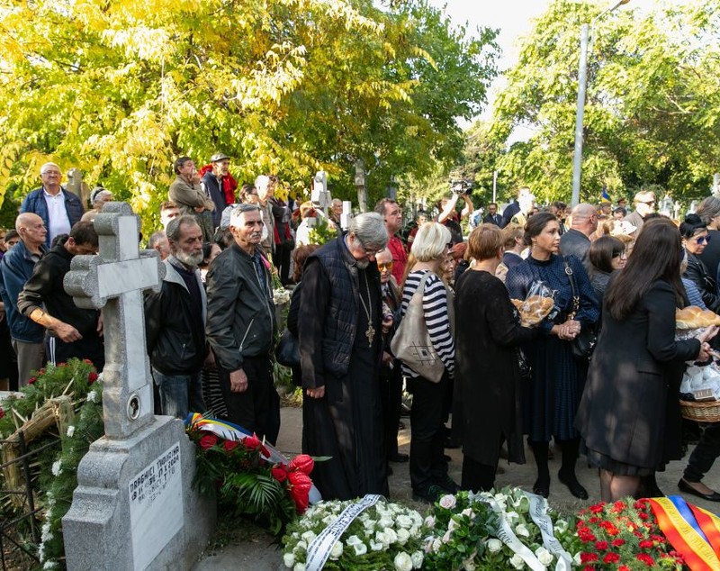 UPDATE | Tamara Buciuceanu Botez a fost înmormântată cu onoruri militare la Cimitirul Sf. Vineri din Capitală. Sute de oameni au venit să-i aducă un ultim omagiu