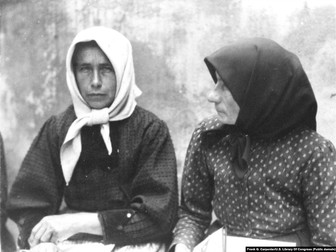 Frank G. Carpenter: „Muncind din greu și jucându-se puțin, femeile țăranilor îmbătrânesc devreme. Această femeie pare să aibă 55 de ani, dar are 35 de ani.”