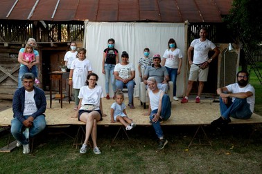 Echipa de artiști a asociației Cutlură'N șură, de la stânga la dreapta jos: Flavius Lucăcel, Ana Turoș, Iulian Gliță, Florentina Năstase (stânga sus), Victor Olăhuț (dreapta sus), împreună cu gazdele și familia lor. Foto: Vlad Chirea