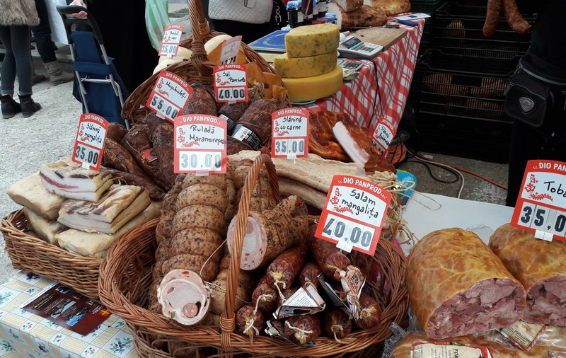 EXCLUSIV / Târgul de produse tradiționale: scumpul desfrâu culinar „a la roumaine”