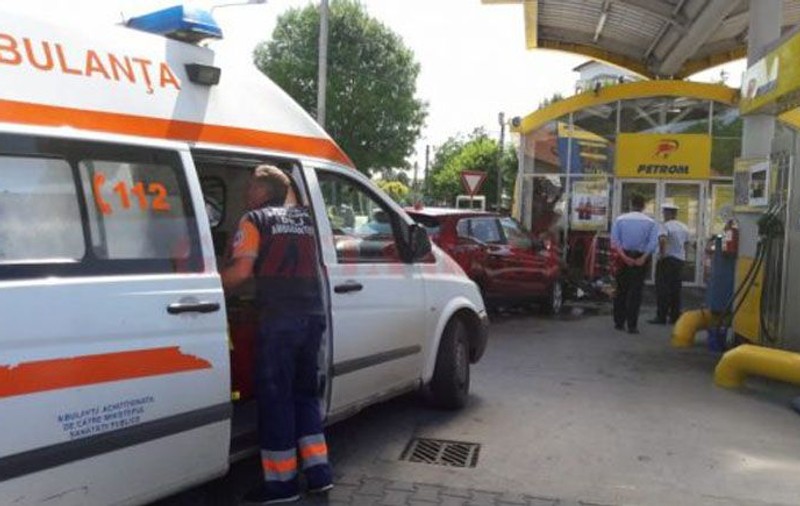 Bărbat găsit mort în mașină, în fața unei benzinării din Râmnicu Vâlcea