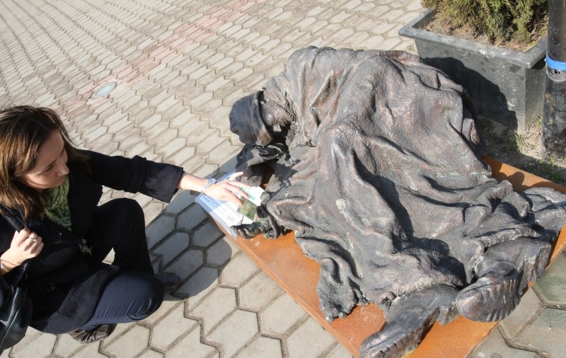 Cinci «oameni ai străzii» și-au găsit adăpost în Parcul Obor. Nu vă speriaţi, sunt doar statui!