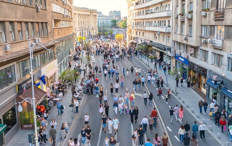 Bucureștenii la plimbare pe Calea Victoriei