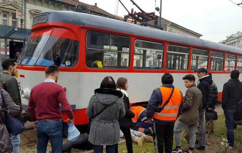 Fata călcată de tramvai la Arad a supraviețuit miraculos. Cum a reușit să scape de moarte copila