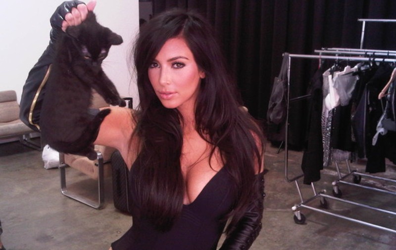 Kim Kardashian smotoceşte o pisică