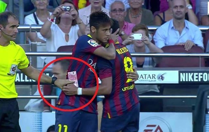 VIDEO INCREDIBIL / Un arbitru a fost surprins în momentul când lua şpagă!