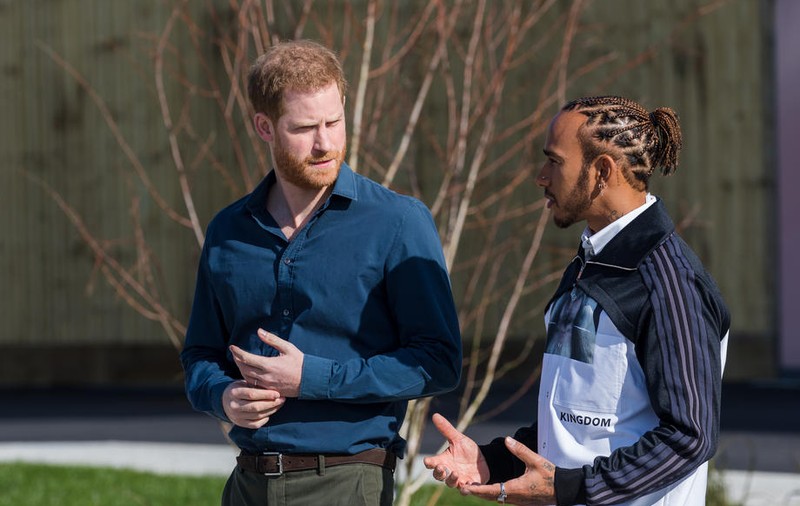 Prințul Harry și Lewis Hamilton au inaugurat muzeul circuitului de Formula 1 de la Silverstone