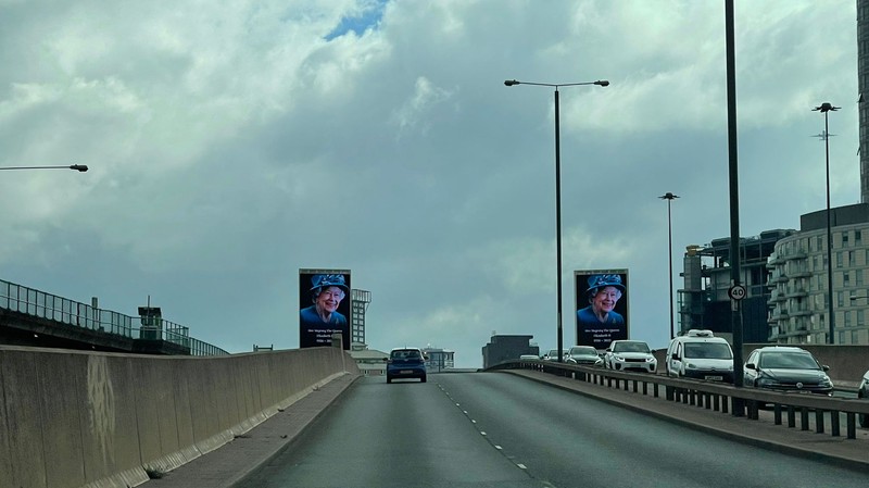 Și pe drumurile din Londra, pe panourile folosite de obicei pentru reclame a fost afișat chipul reginei Elisabeta a II-a