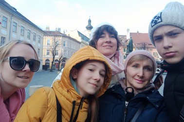 De la stânga, Nastia, Ilona, Olena și Arsenti și, în spate, autoarea, în Sibiu