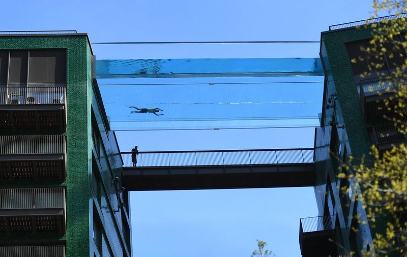 Sky Pool, piscina-unicat construită la 35 de metri înălțime, a fost deschisă iubitorilor de înot
