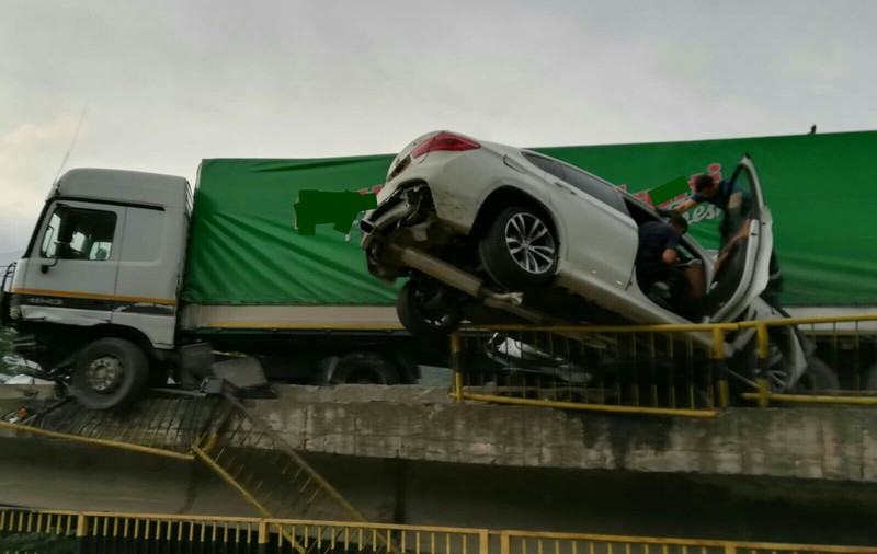 Accident grav pe un pod de pa Valea Oltului, între un TIR și un autoturism. O tânără de 25 de ani a fost transportată în comă la spital