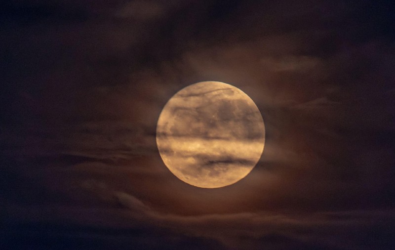 Luna este acoperită de mărgele minuscule din sticlă, au descoperit astronauții Apollo. Și acum știu și motivul
