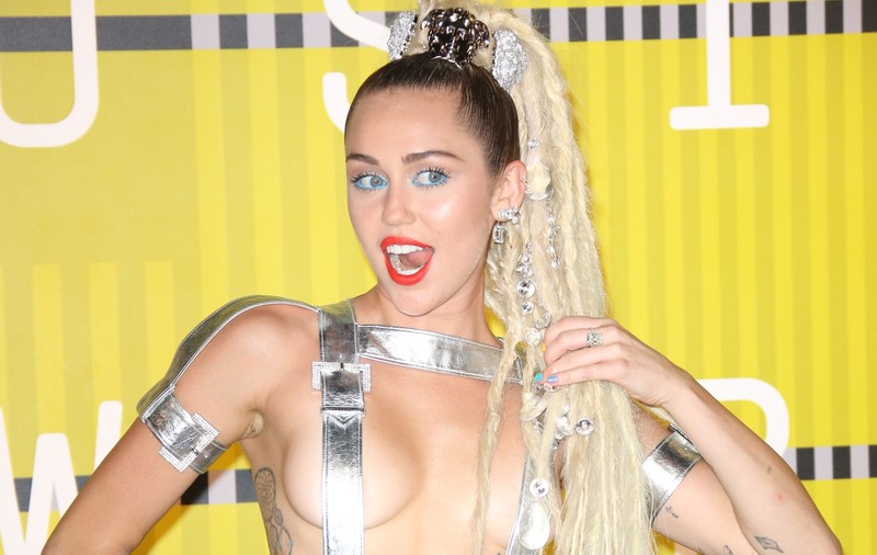 Miley Cyrus victima hackerilor. Fotografii nud cu cântăreața au apărut online