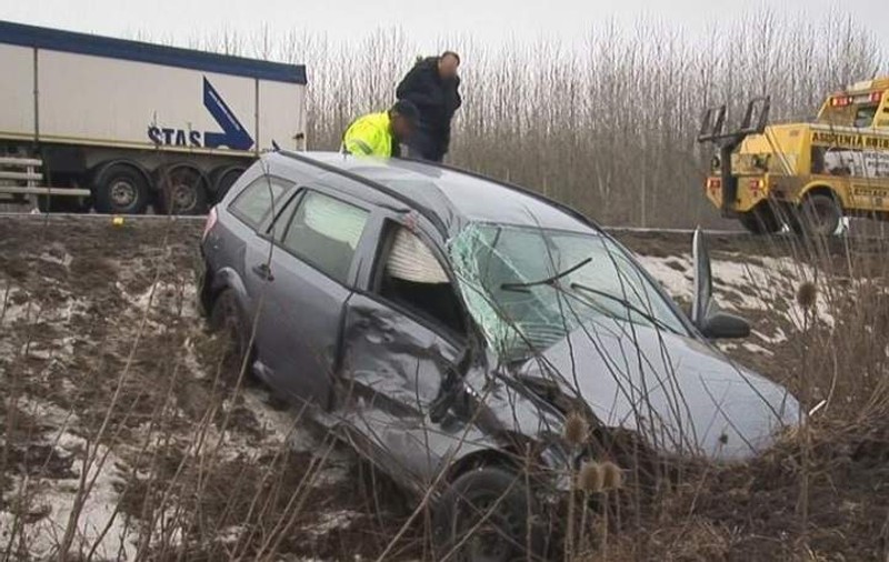 Cinci români au fost răniți în Ungaria, după ce maşina lor a fost lovită de un TIR (FOTO)