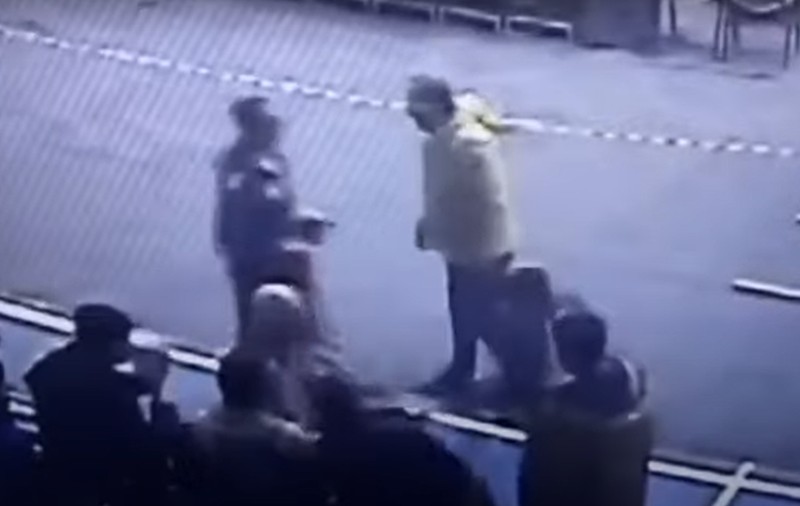 Campion de box, bătut de un antrenor, în timpul unei gale din Brăila. Momentul agresiunii, surprins de camere
