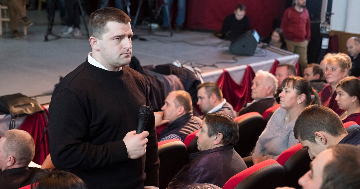 Preotul Bírók Károly participa la adunarea sătească de sâmbăta 1 februarie.