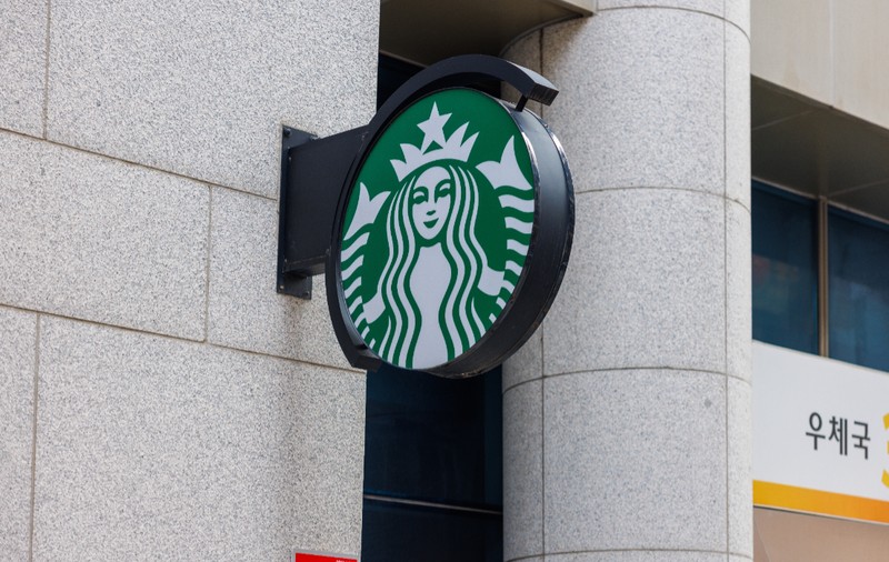 Sute de angajați Starbucks vor fi trimiși la cursuri obligatorii de istorie și toate cafenele vor fi închise din cauza unui scandal național