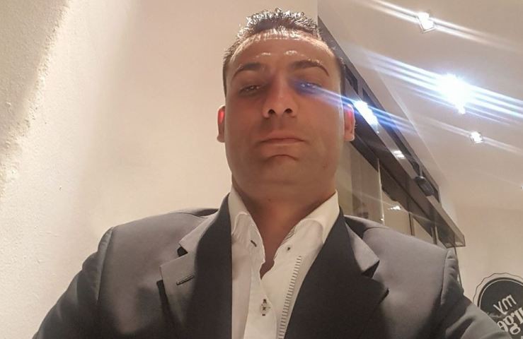 În februarie 2018, Vasile Mutu a trecut granița Mexic-SUA și a cerut azil politic în Statele Unite pentru persecuție etnică în România. Dar a fost refuzat și închis într-un centru de detenție din Texas. Copilul de patru luni cu care a încercat să intre în SUA, Constantin, a fost separat în îngrijirea unei familii americane, parte a unei unei măsuri extrem de contestate a președintelui Trump. Tatăl și fiul au fost repatriați în România, pe rând, în vara lui 2018 | Foto: Facebook.com / Kornea Kapatoos