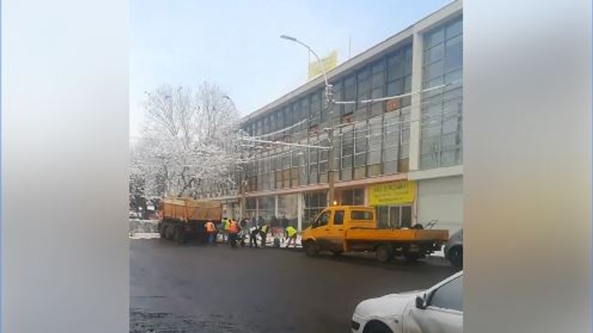 VIDEO Drum asfaltat peste zăpadă în Cluj-Napoca. „Am sunat la primărie să fac o sesizare unde m-au pasat la 3 persoane”