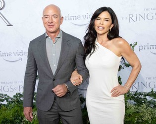 Jeff Bezos and Lauren S&amp;223;nchez - Première de la série Amazon Prime Video "The Lord Of The Rings: The Rings Of Power" (Le Seigneur des anneaux) à Culver City le 15 août 2022. 15 August 2022 - Los Angeles, California - Los Angeles Premiere of Amazon Prime Video's "The Lord Of The Rings: The Rings Of Power".