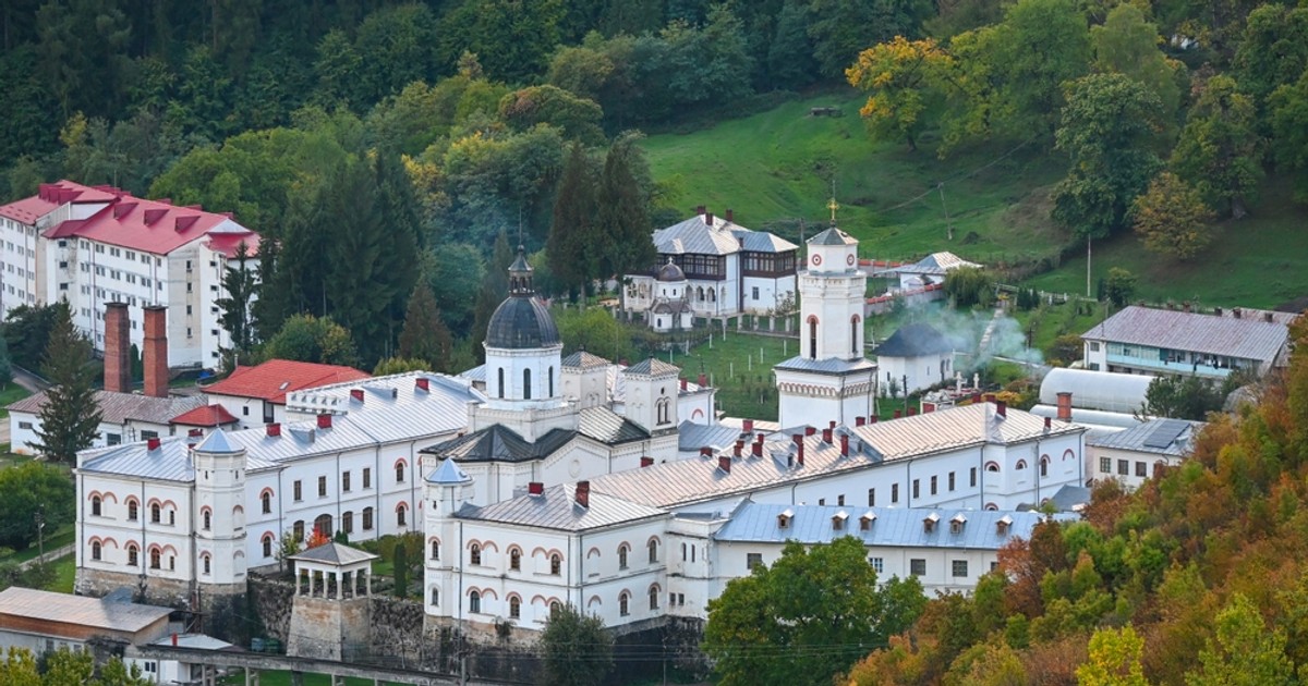Mănăstirea Bistrița din Vâlcea – curiozități. Unde se află și ce poți vizita - Imagine aeriană asupra Mănăstirii Bistriţa.