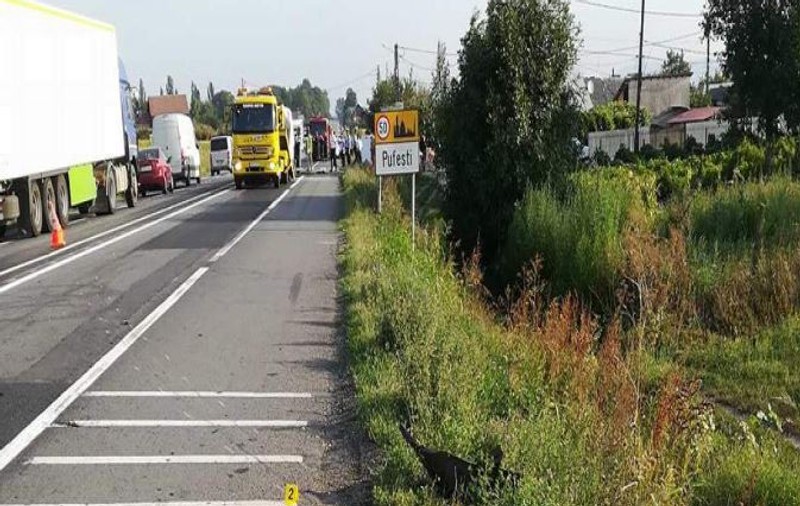Opt oameni, răniți într-un acccident în lanț în Vrancea. Impact violent între trei autoutilitare și o mașină