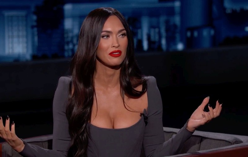 Megan Fox a pozat goală, alături de iubitul ei. Actrița suferă de dismorfie corporală