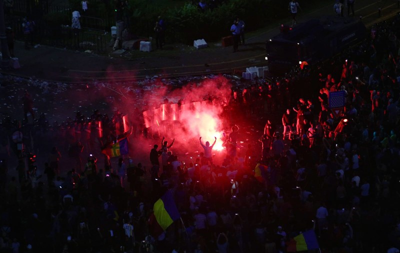 UPDATE. Război de stradă între jandarmi și huligani, în Piața Victoriei. 452 de persoane rănite / VIDEO&FOTO