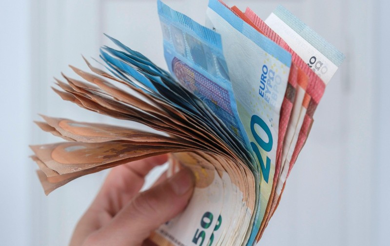 Un român din Trieste a cumpărat un motor de tractor cu 900 de euro online. Falsul vânzător a dispărut cu banii
