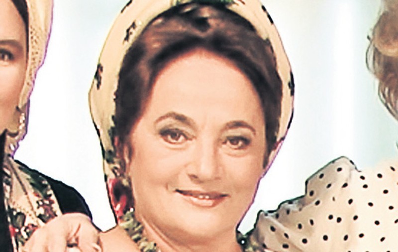 Laura Lavric se ceartă ca la uşa cortului pentru o melodie