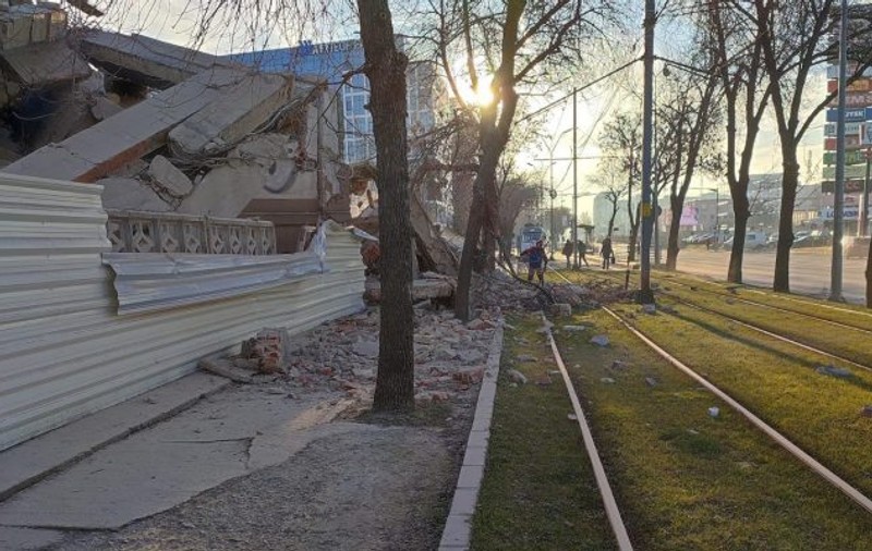 Zeci de tramvaie au fost blocate pe linie, după ce un zid s-a prăbușit peste șine, în București