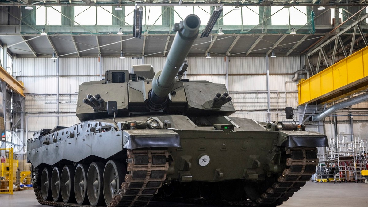 Tancul Challenger 3, văzută la sediul RBSL (Rheinmetall BAE Systems Land) din Telford, Anglia, pe 18 aprilie 2024. Challenger 3 are un nou tun de 120mm L55A1 și un blindaj modular