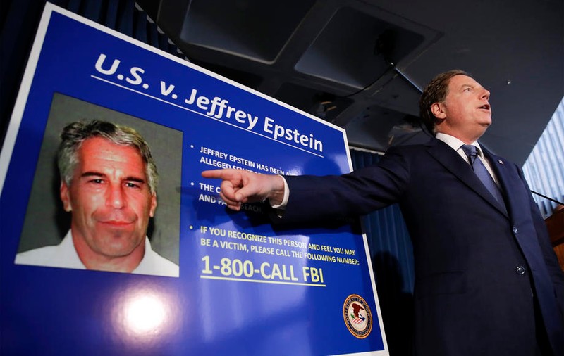 Donald Trump, Bill Clinton, prințul Andrew și Michael Jackson se numără printre numele care apar în dosarul agresorului sexual Jeffrey Epstein