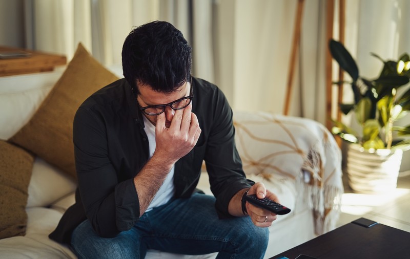 Netflix &amp; chill. Ai dat play. Dar durerea de cap a apăsat pe „pauză”